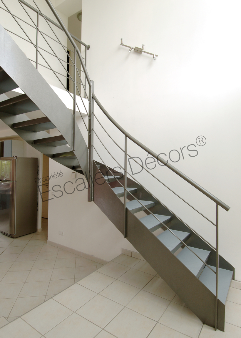 Photo DT30 - ESCA'DROIT® 1/4 Tournant Intermédiaire. Escalier intérieur design métal et béton pour une décoration contemporaine. Vue 4